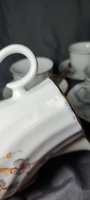 Неизползван сервиз за късо кафе със златен кант на "Китка" Нови пазар