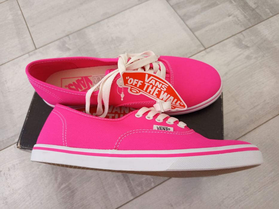 Нови кецове Vans