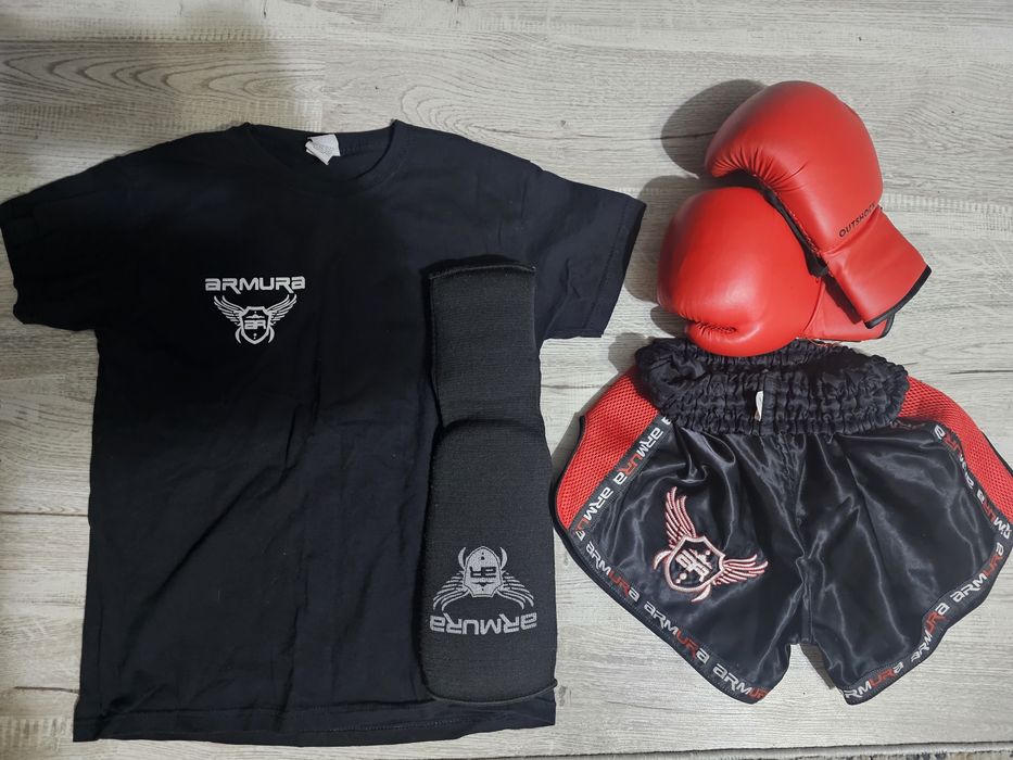 Echipament Kikboxing Armoura(short si tricou) plus mănuși Outshock