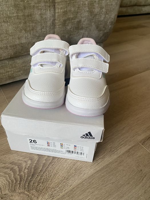 Adidas fete 26 noi