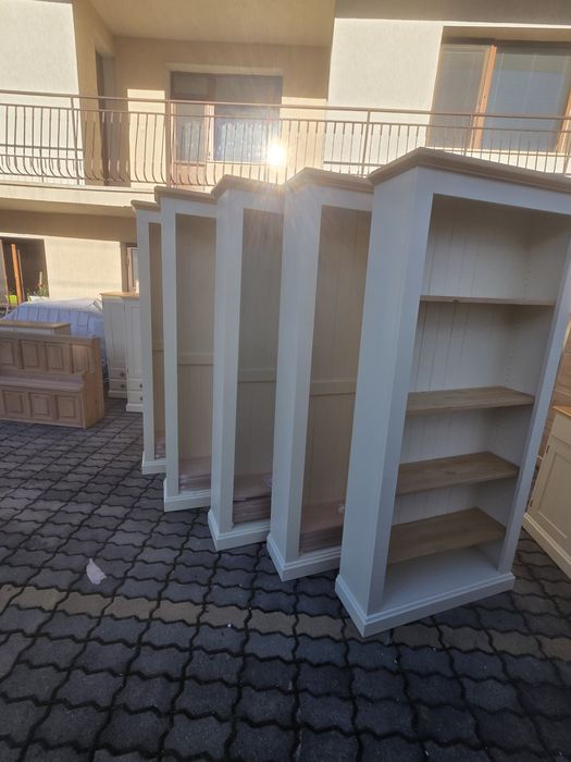 Бяла библиотека  от масив в бяло