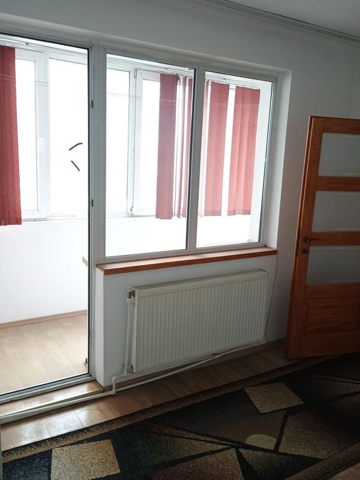 Apartament spre vânzare cu 4 camere cu bucătărie mare situat la parter