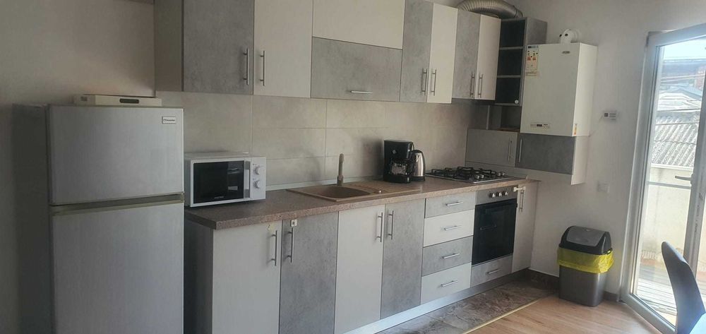 De inchiriat apartament 3 camere