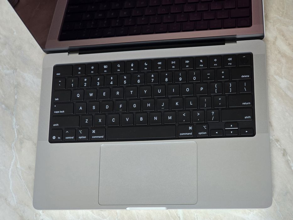 MacBook Pro 14 M5 1TB новый
