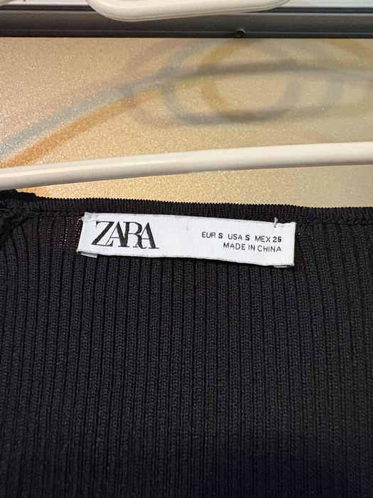 Top zara cu umeri proeminenti