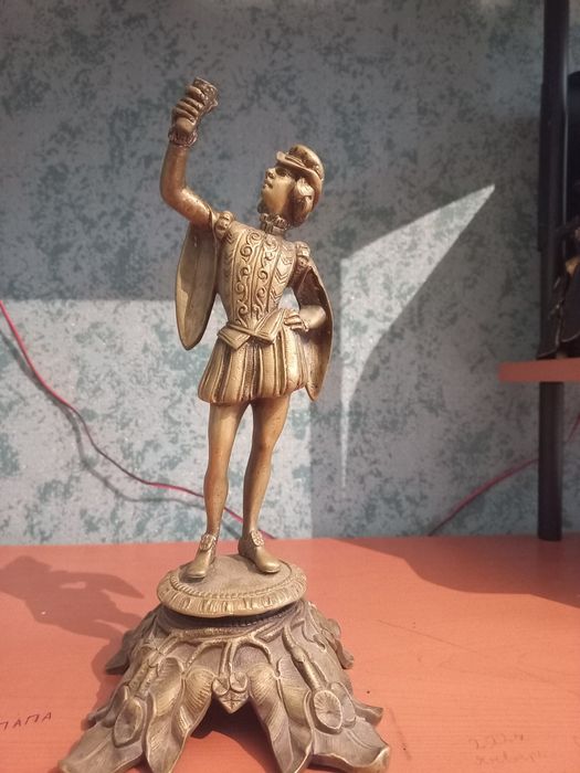 Продам подсвечник паж