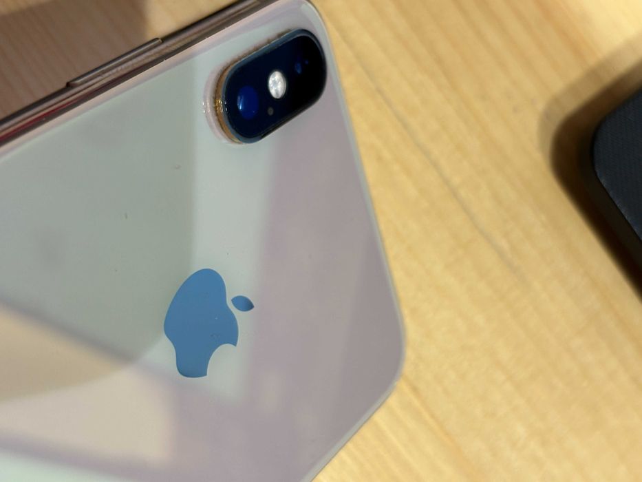 iPhone XS с лента на екрана