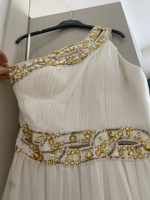 Шифоновое платье с разрезом спереди