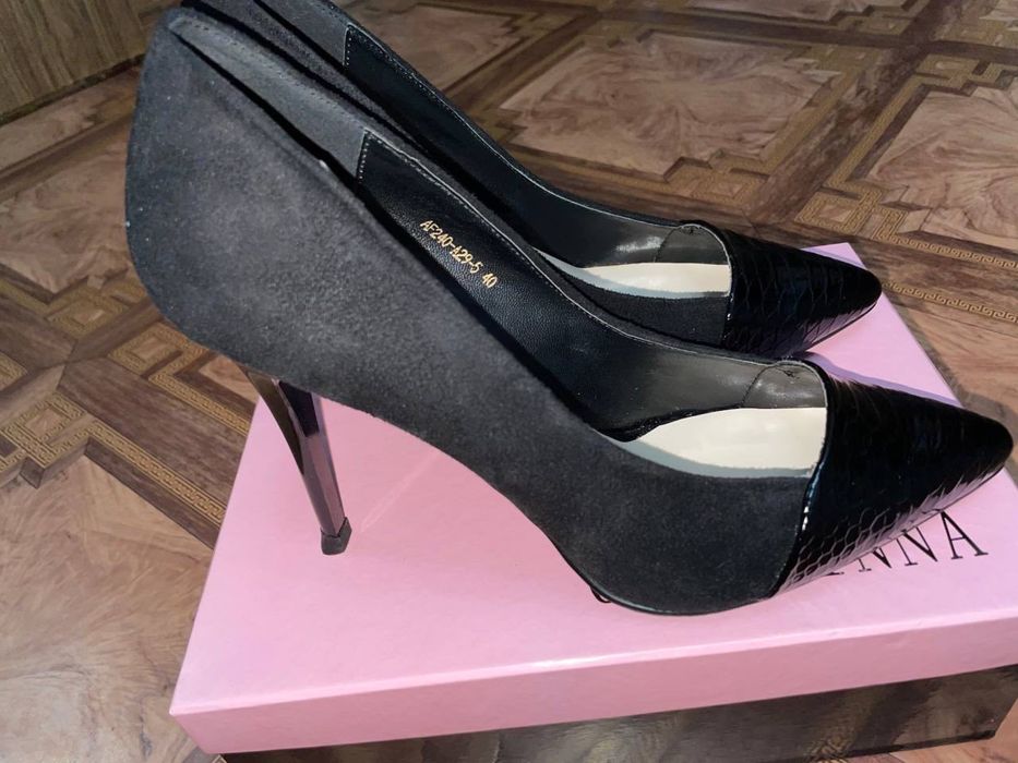 Новые классические лодочки из нубука, носик лаковый, размер 40