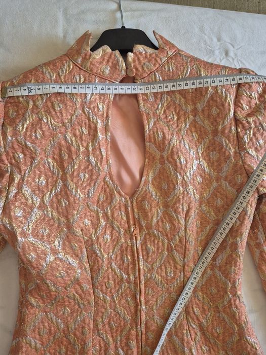 Rochie din brocart cu volan de voal