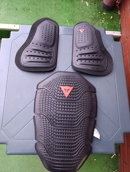 Diverse protecții moto HARD (piept,spate,solduri),dainese / alpinestars pt geaca,costum,combinezon racing,nu bmw