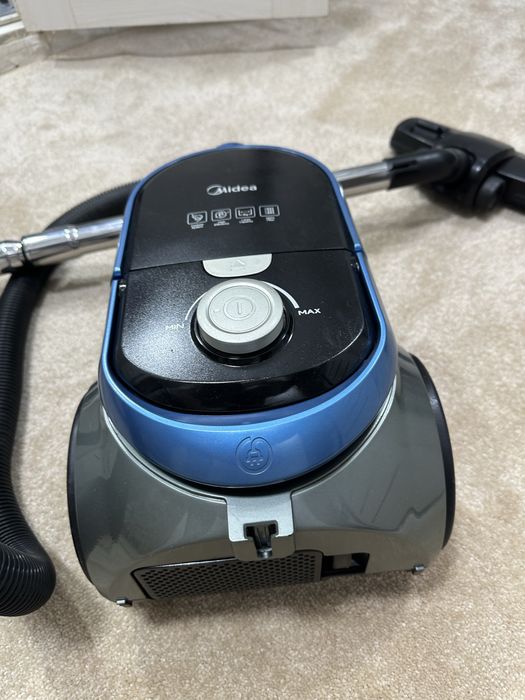 Пылесос в отличном состоянии Midea