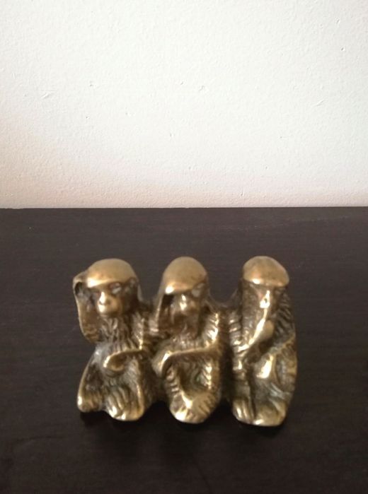 Красива малка статуетка от месинг на трите мъдри маймуни.