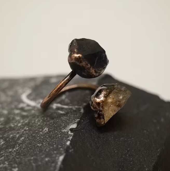 Inel din cupru ars cu 2 cristale de topaz și citrin