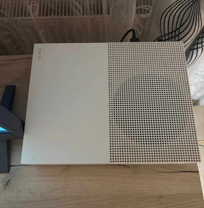 Xbox One S  + 7 controllere