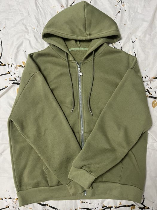 Зелен суичър с цип във формата на звезда