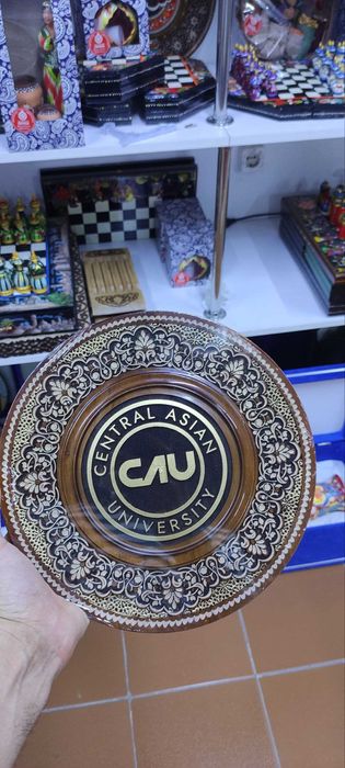 Тарелка из ореха с логотипом
