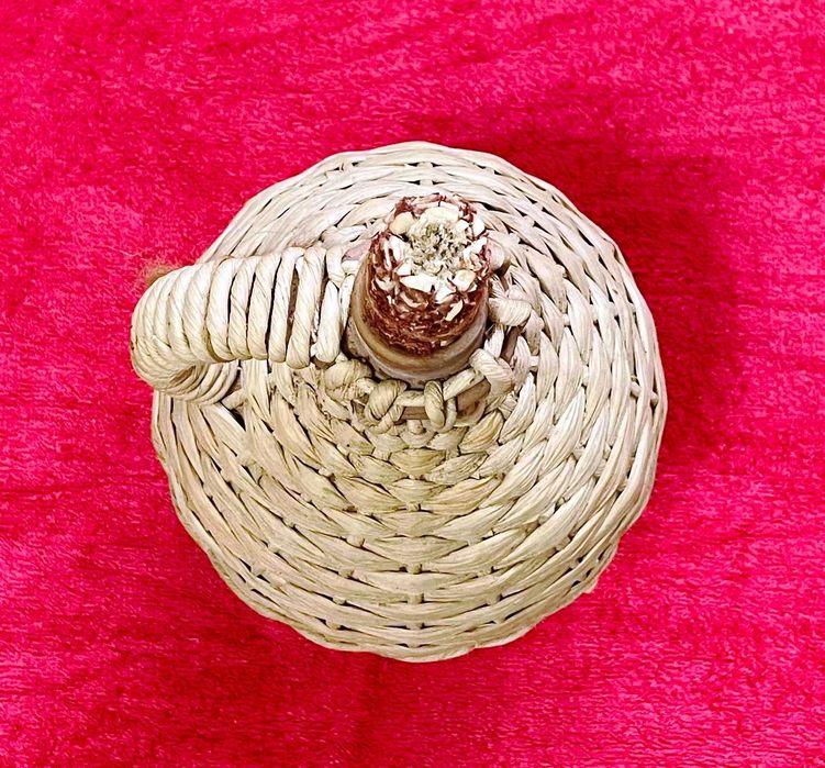 damingeana din lut invelita in panusi traditionala autentica artizinala handmade facuta de mana omului