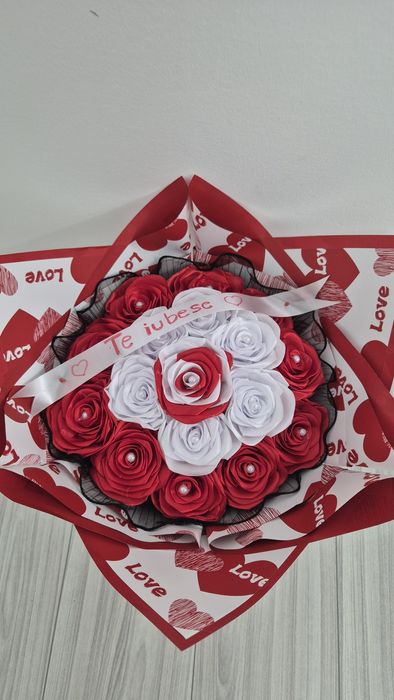 Buchet lucrat manual de 17 trandafiri din saten