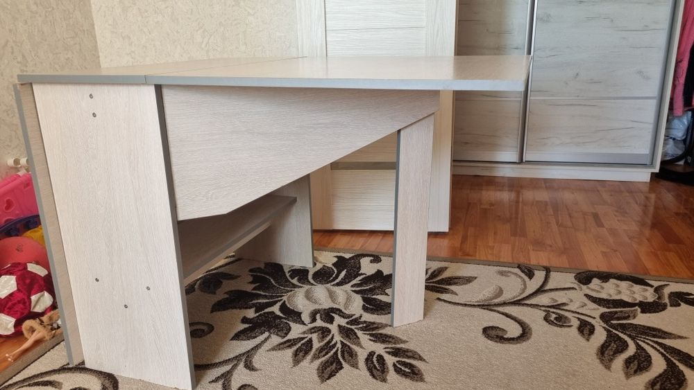 Продам два раздвижных стола.