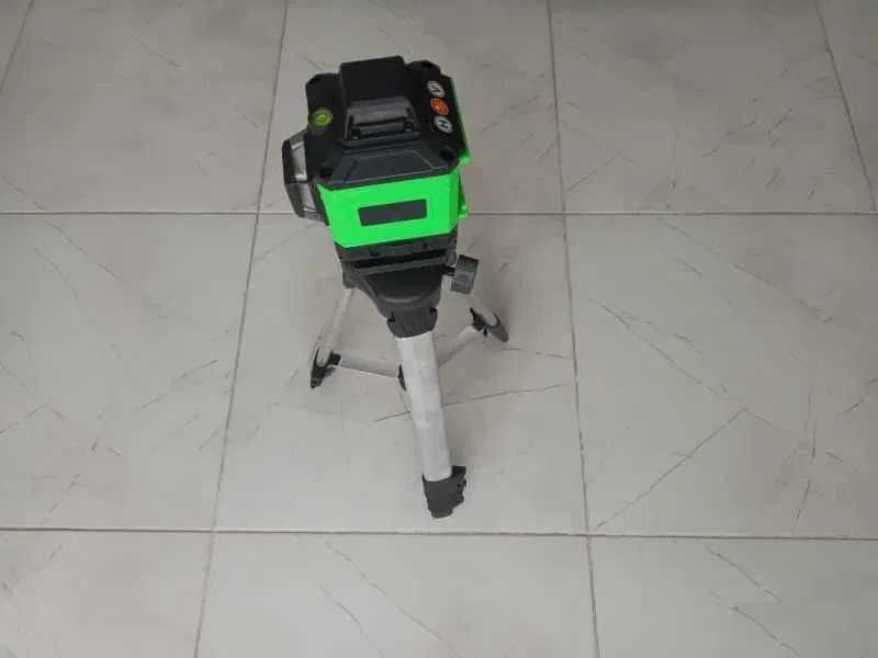 Лазерен нивелир 16 линии + 2 батерии, дистанционно, трипод 1м, IP54