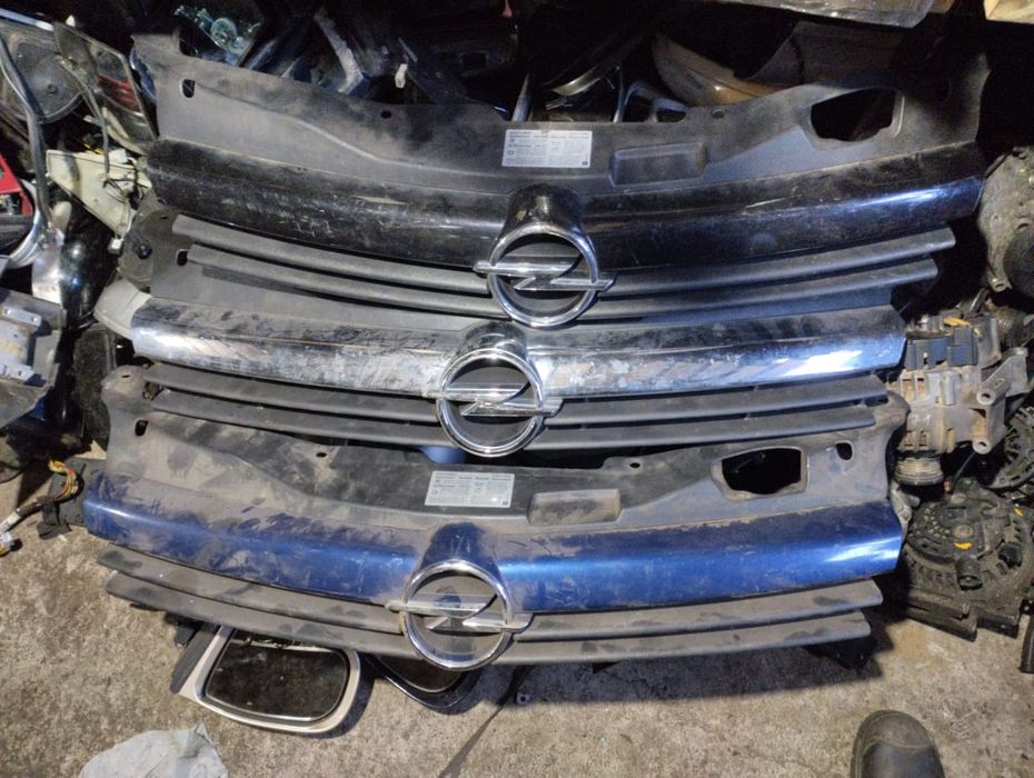 Решетка радиатора на Опель Астра Н