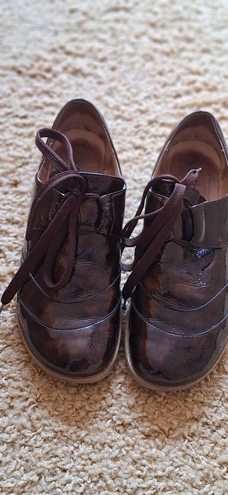 Pantofi de toamna , nr 39,din piele lucioasa, cu piele si pe interior