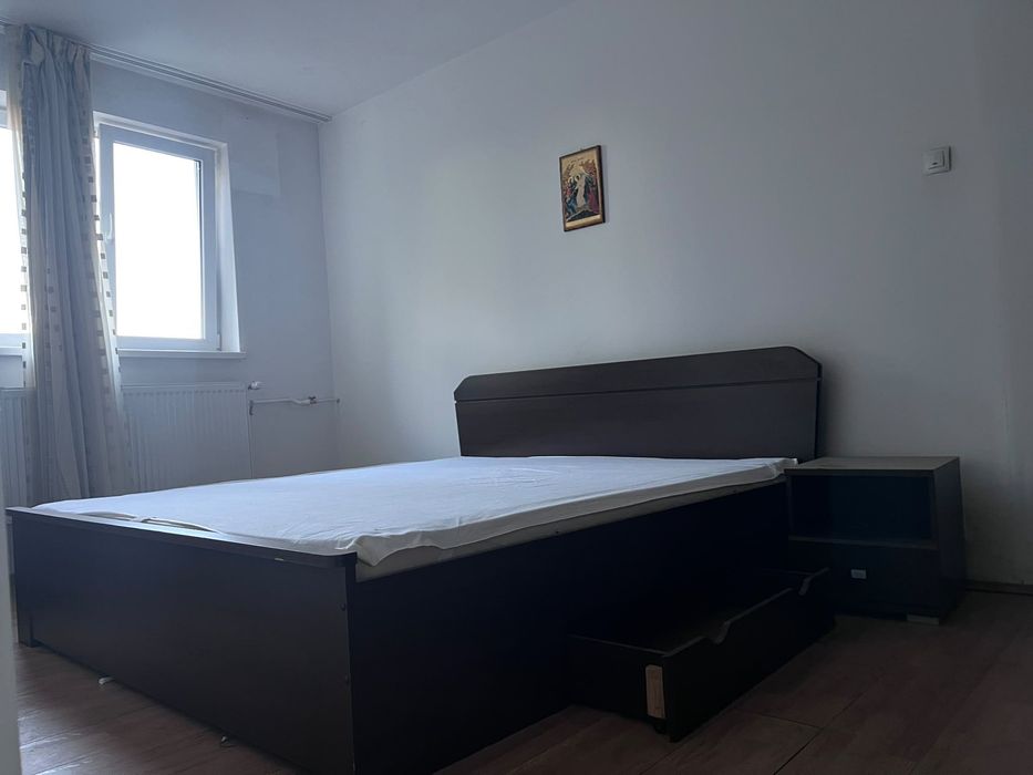Mobilă de dormitor (pat, noptieră și dulap) și frigider