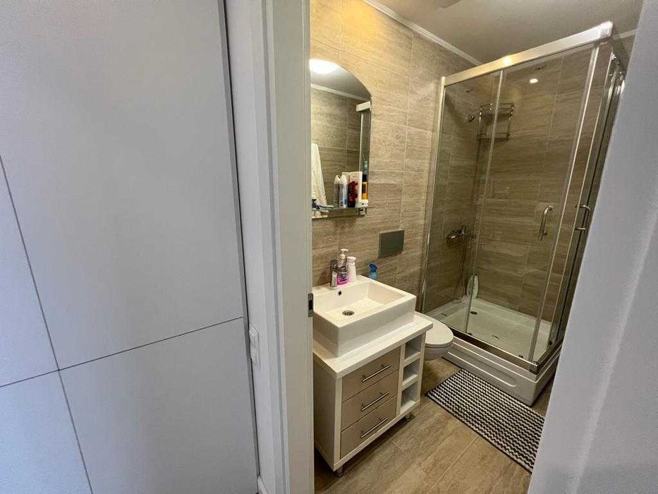 Inchiriez direct proprietar apartament 2 camere Cosmopolis, parcare.