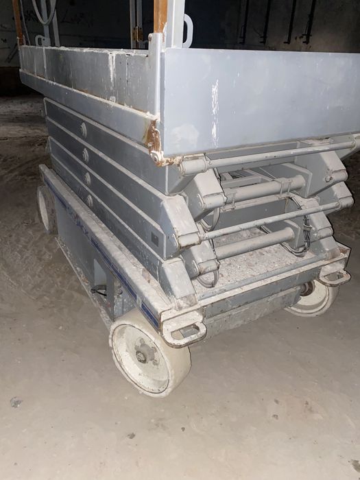 Ножична вишка 11,7 м