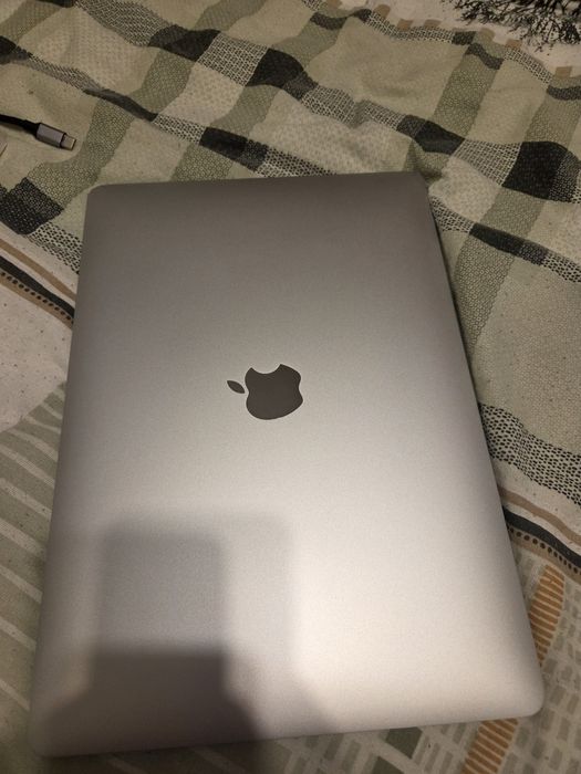 Продавам MacBook Air M1 (Silver)
