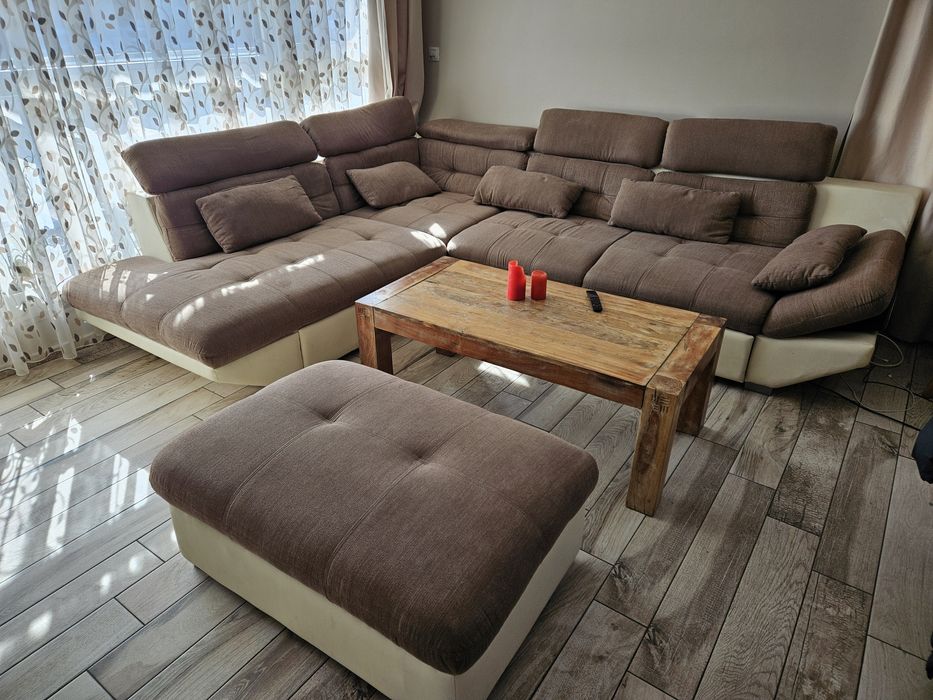 Разтегателен премиум диван с табуретка .