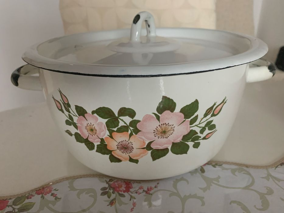 Сковородки, кастрюли.