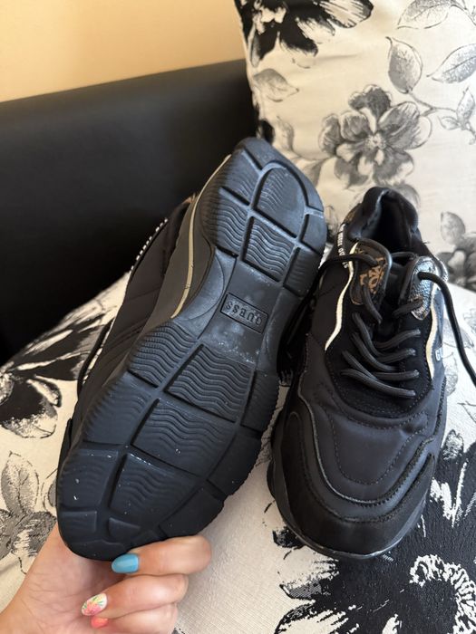 Оригинални маратонки на GUESS