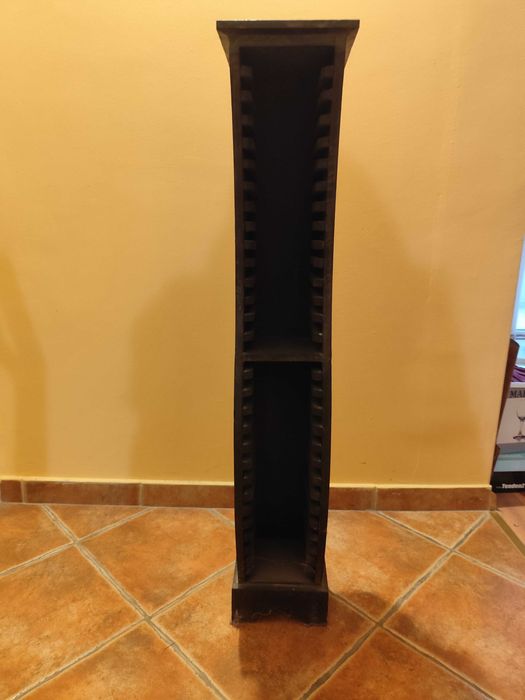 Оригинална, дървена стойка - поставка за дискове