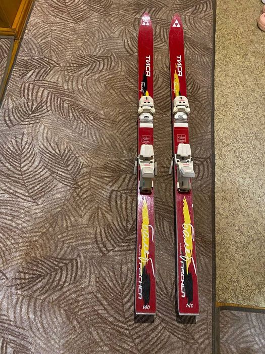 Продам лыжи. Мужские Elan. Женские, подойдут для обучения детей.