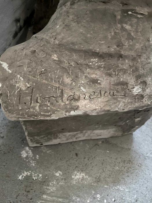 Vand statueta din piatra