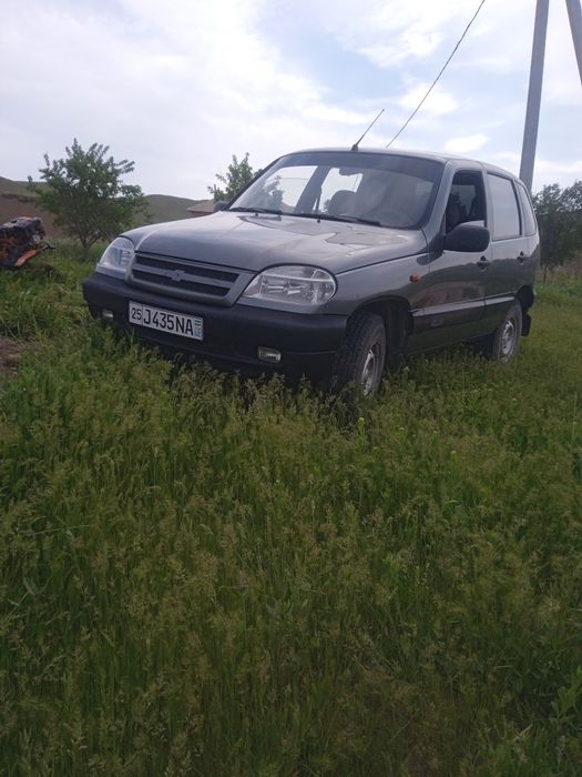 Chevrolet Niva 4x4 sotiladi