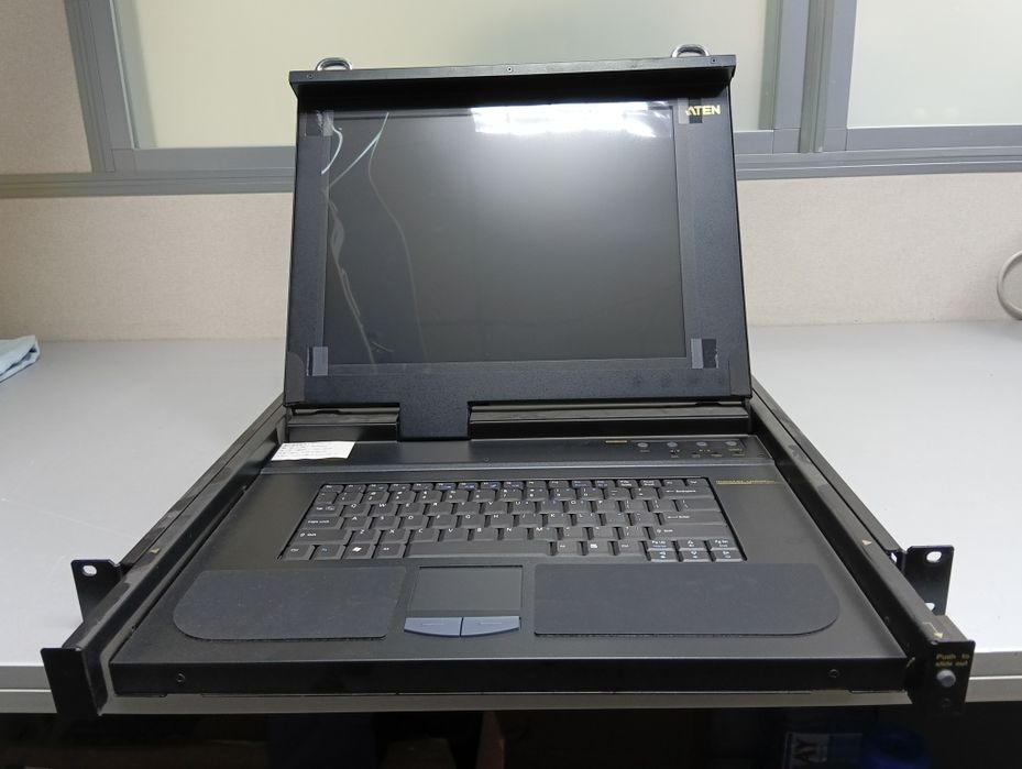 KVM консоль оператора для стойки