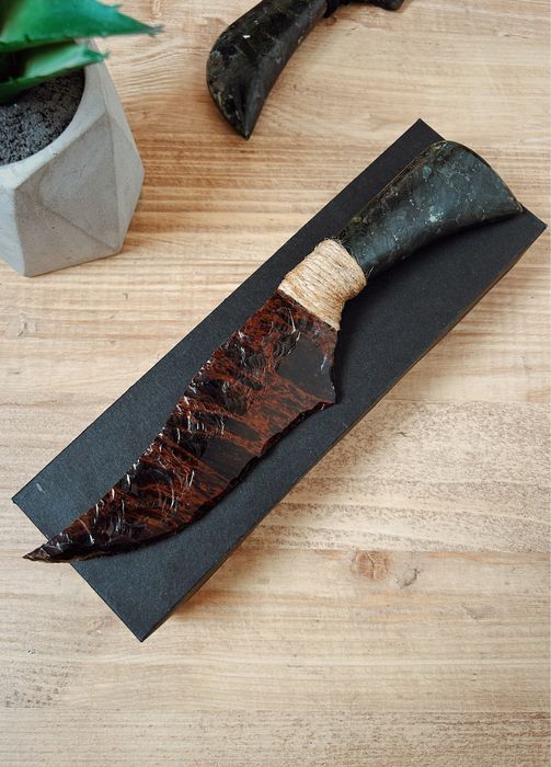 Ножове от обсидиан и оникс в древен стил