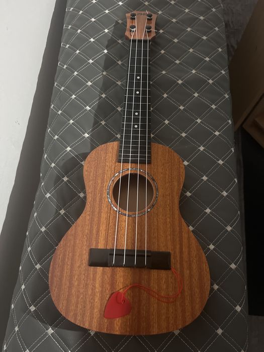 Продам гитару укулеле