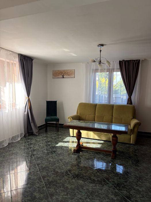 Casă de închiriat – mobilată, curte mare, zonă liniștită