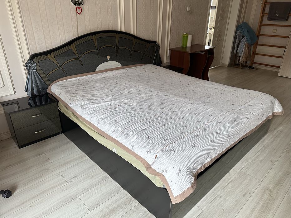 Продаю свою кровать, двухместную, 2 на 1.80, производство Италия