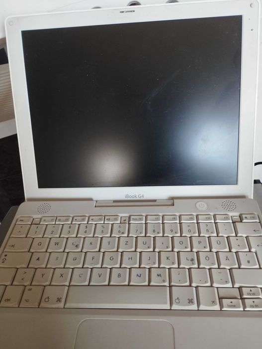 лаптопи и два настолни компютъра