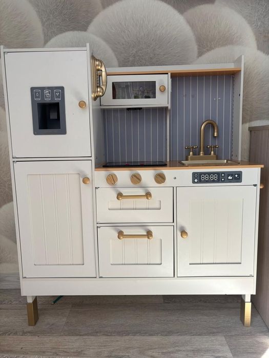 Продам деревянную  детскую кухню.