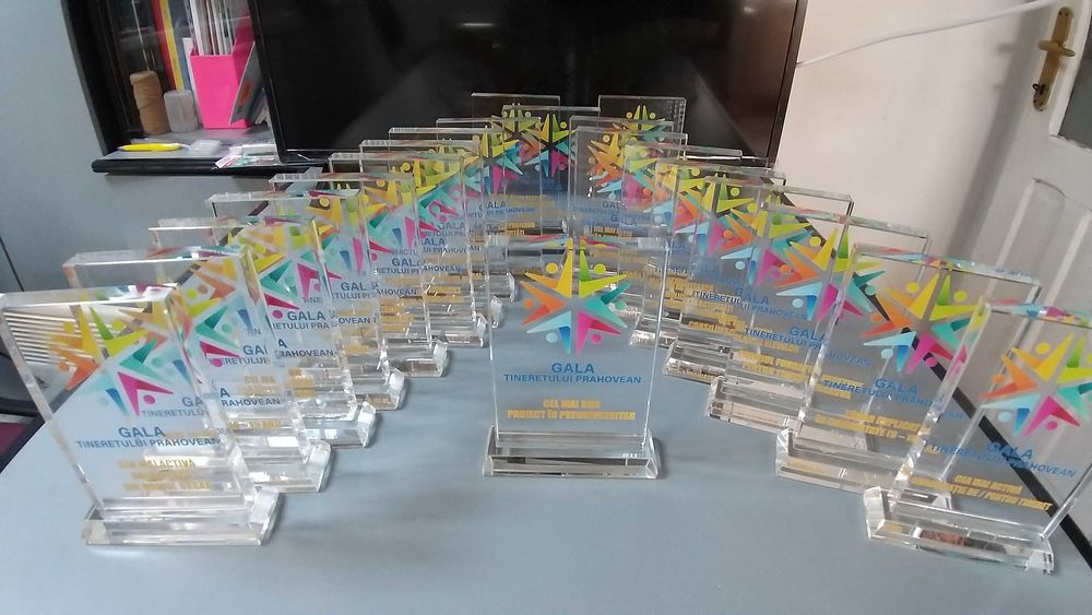 TROFEE PERSONALIZATE & CRISTALE PERSONALIZATE – Eleganță Premium pentru Orice Eveniment