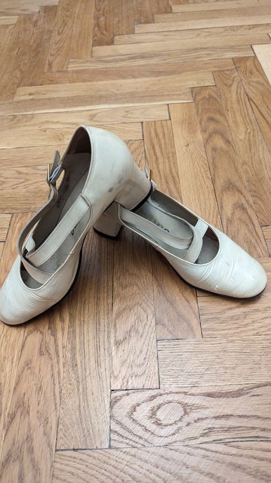 2 пары женских туфлей