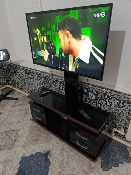 Телевизор Артель, 43 экран с прдставкой состояния отличная.с подставко