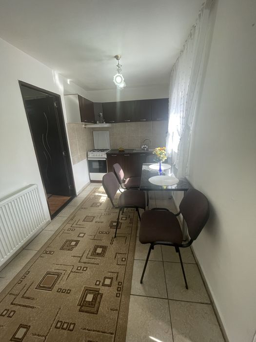 Inchiriez casa la curte