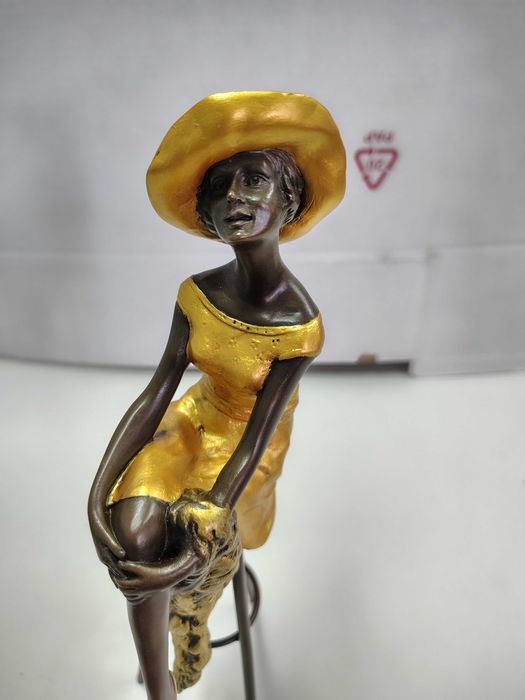 Vând statuie Lady at the Bar ,din bronz